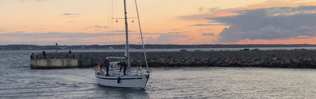 SY Carina schmal auf dem Wasser