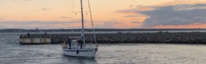 SY Carina schmal auf dem Wasser