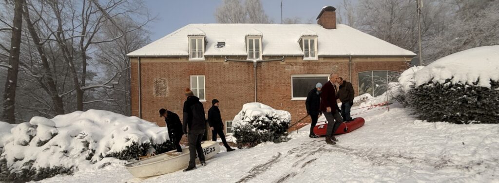 Clubhaus von außen im Schnee - schmal